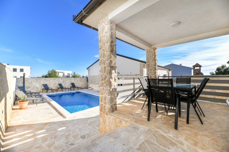 CROWONDER Villa Smile with Swimming Pool