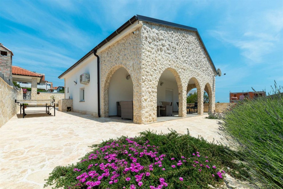 CROWONDER Villa Smile with Swimming Pool