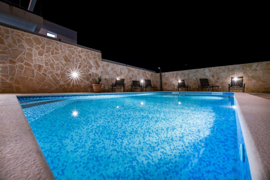 CROWONDER Villa Smile with Swimming Pool