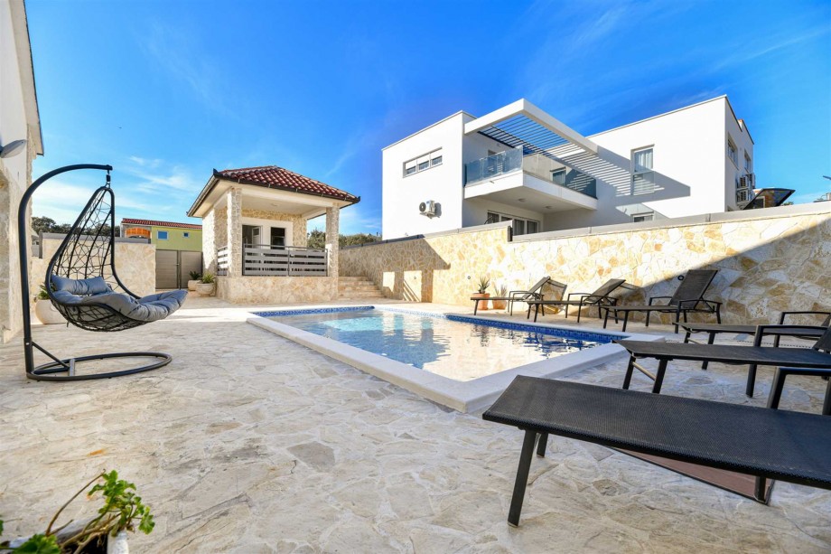 CROWONDER Villa Smile with Swimming Pool