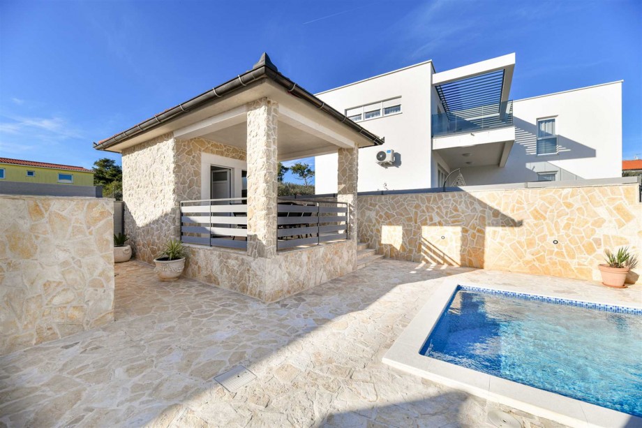 CROWONDER Villa Smile with Swimming Pool