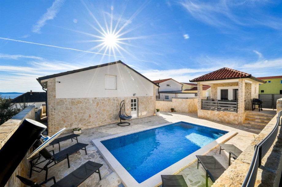 CROWONDER Villa Smile with Swimming Pool