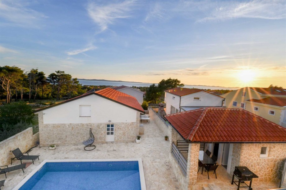 CROWONDER Villa Smile with Swimming Pool