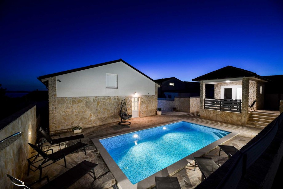 CROWONDER Villa Smile with Swimming Pool