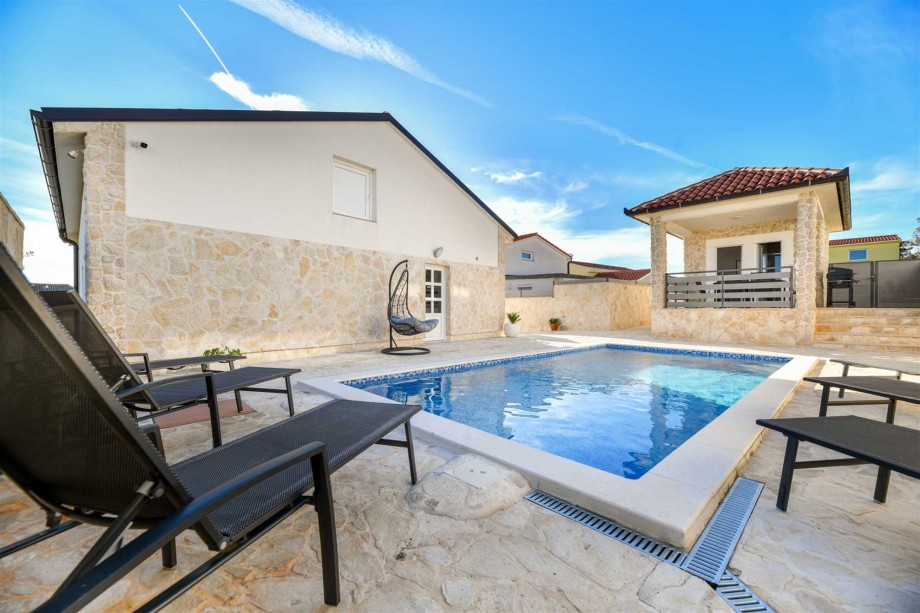CROWONDER Villa Smile with Swimming Pool