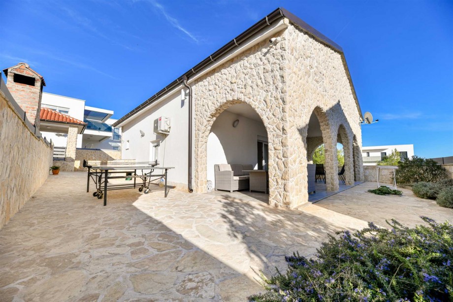 CROWONDER Villa Smile with Swimming Pool