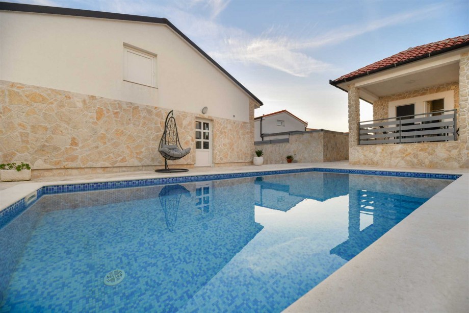 CROWONDER Villa Smile with Swimming Pool