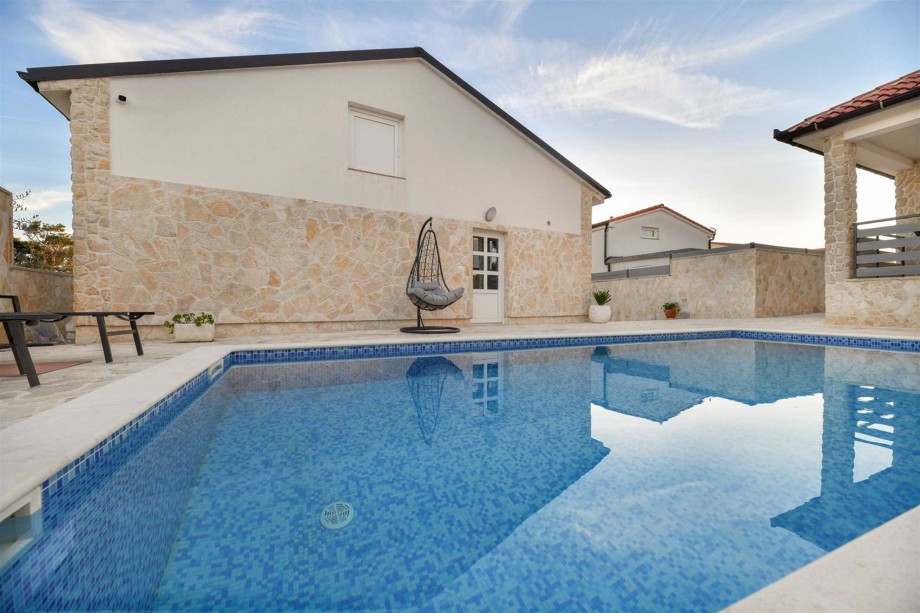 CROWONDER Villa Smile with Swimming Pool