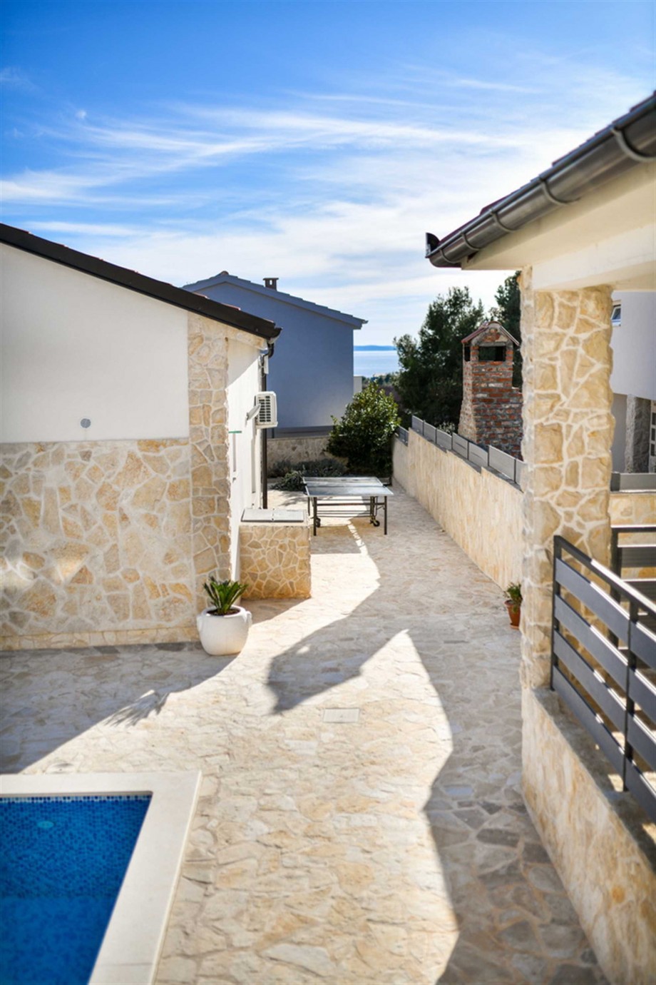 CROWONDER Villa Smile with Swimming Pool