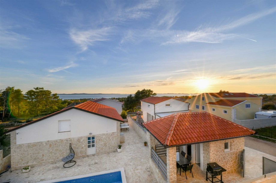 CROWONDER Villa Smile with Swimming Pool