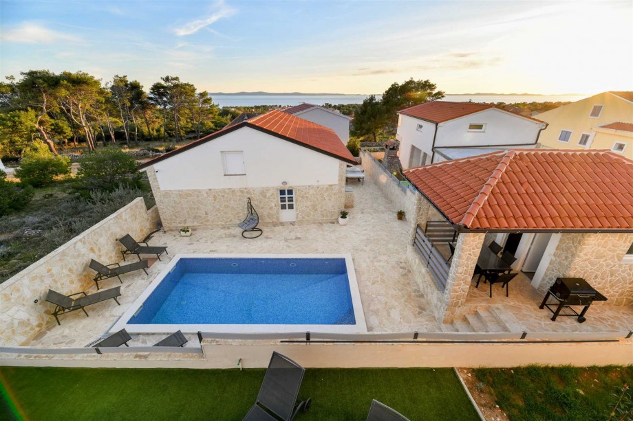 CROWONDER Villa Smile with Swimming Pool