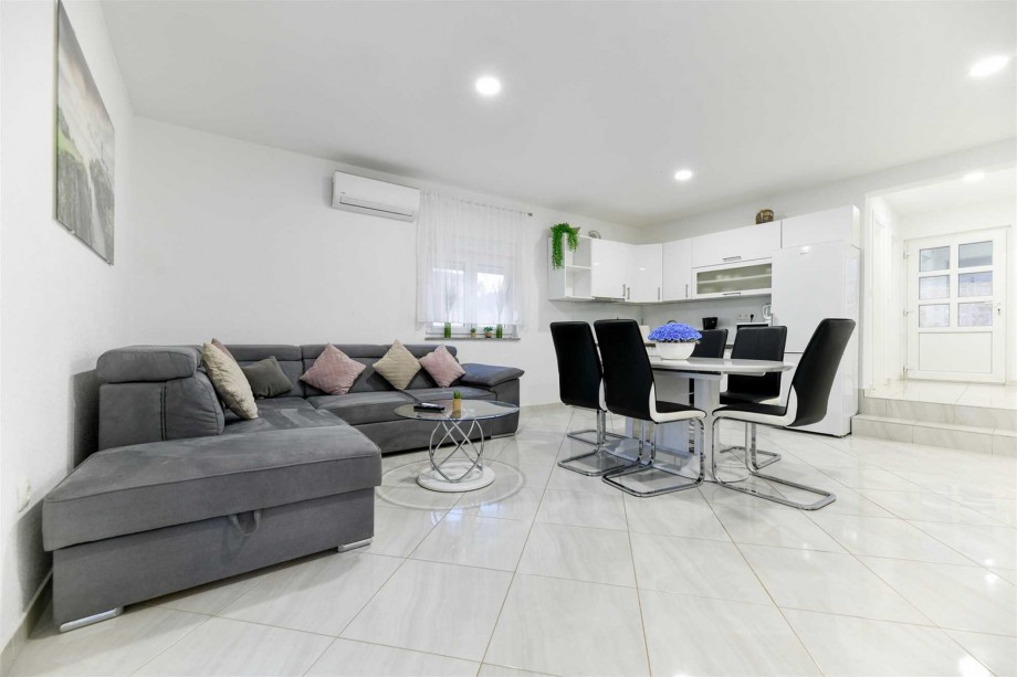 CROWONDER Villa Smile with Swimming Pool