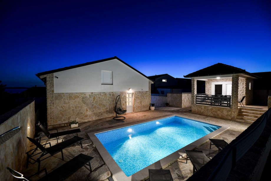 CROWONDER Villa Smile with Swimming Pool