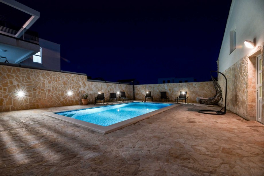 CROWONDER Villa Smile with Swimming Pool