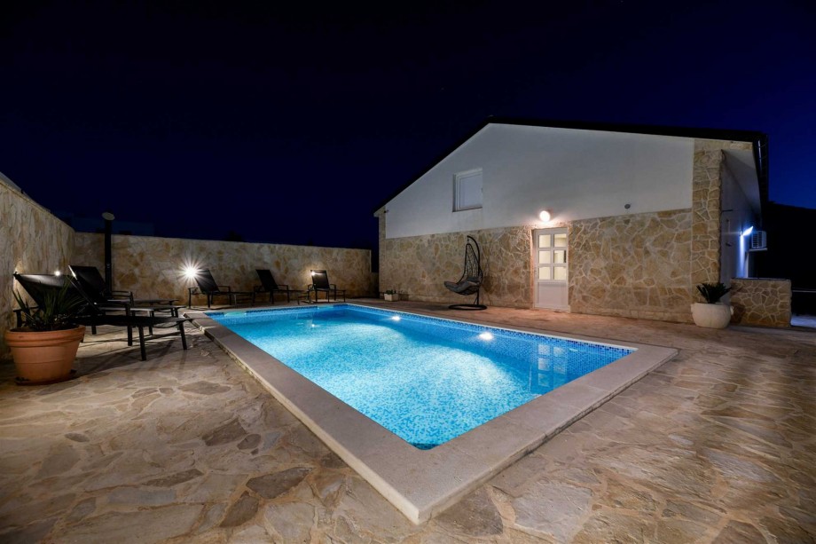 CROWONDER Villa Smile with Swimming Pool