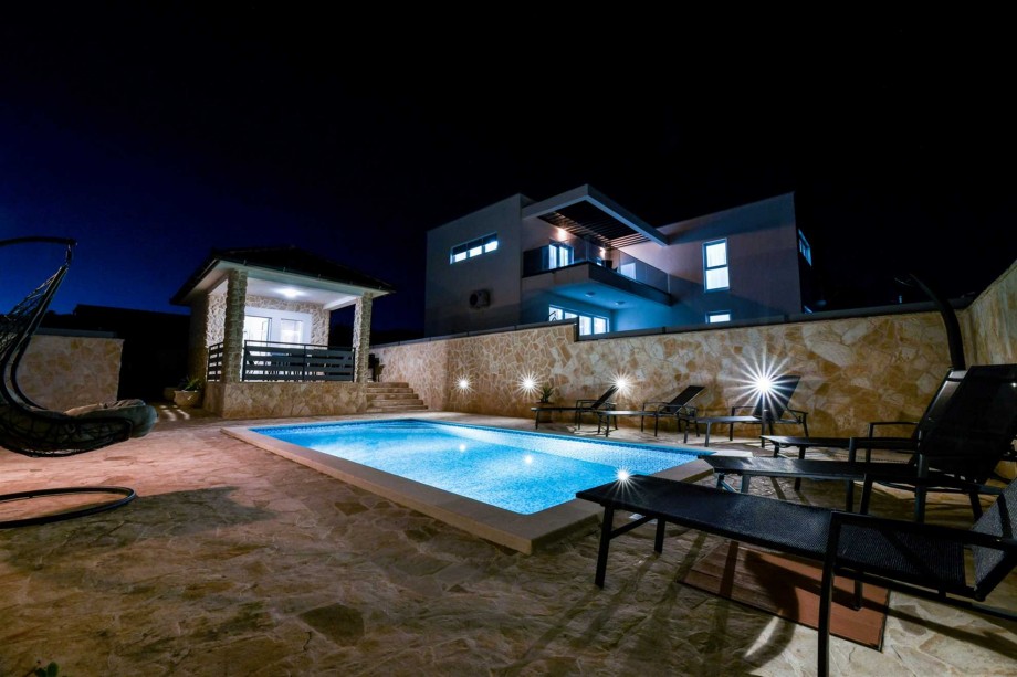 CROWONDER Villa Smile with Swimming Pool
