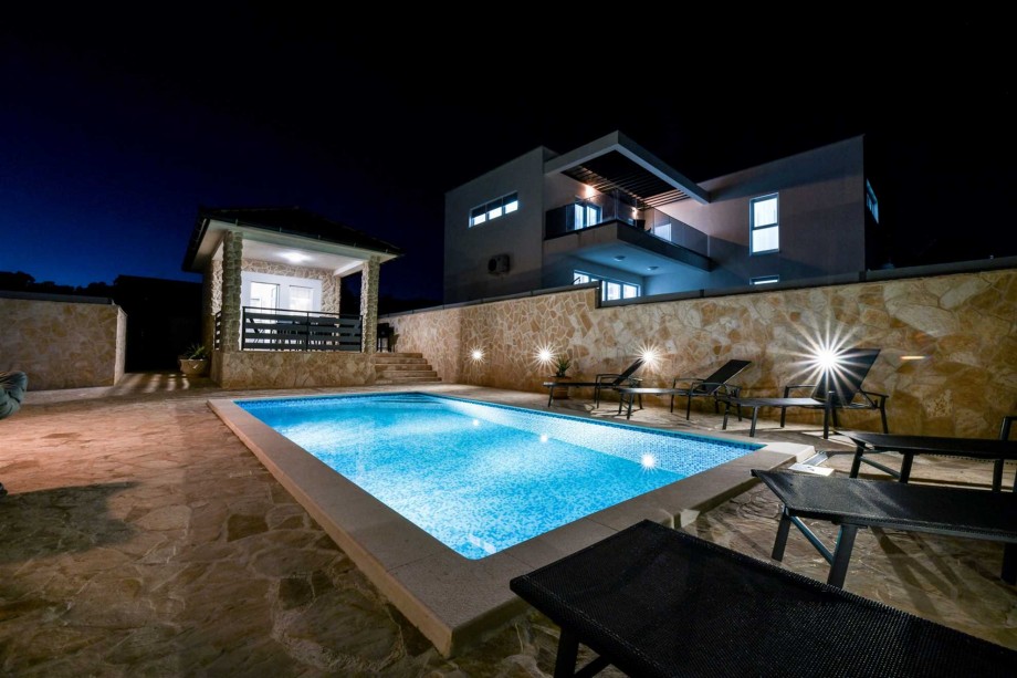 CROWONDER Villa Smile with Swimming Pool
