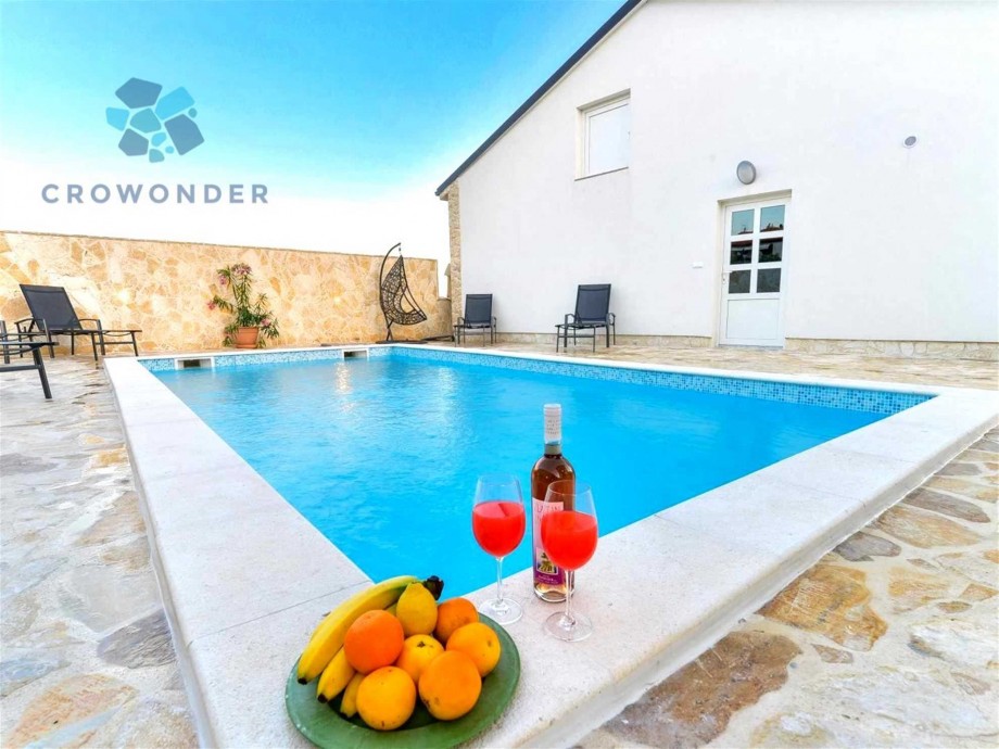 CROWONDER Villa Smile with Swimming Pool