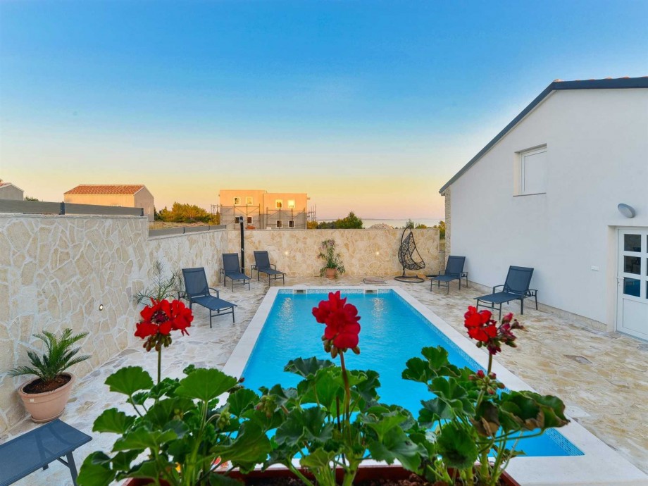 CROWONDER Villa Smile with Swimming Pool