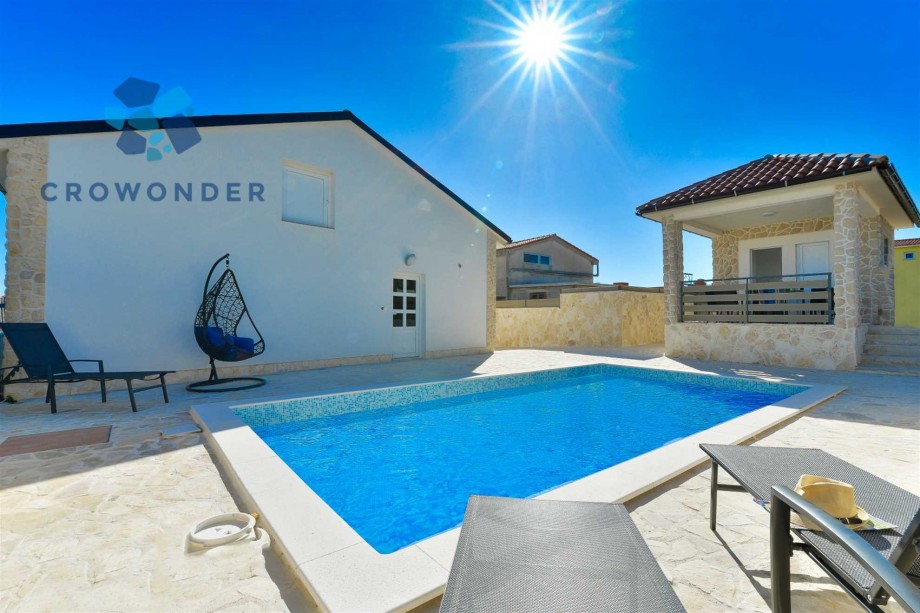 CROWONDER Villa Smile with Swimming Pool