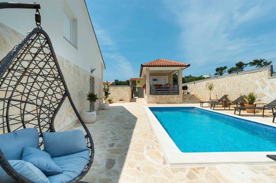 CROWONDER Villa Smile with Swimming Pool