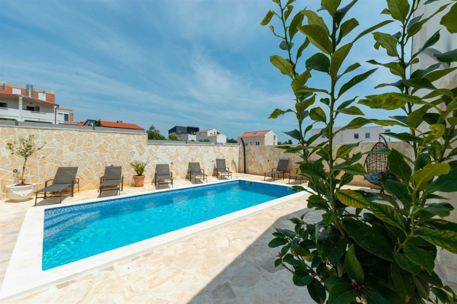 CROWONDER Villa Smile with Swimming Pool