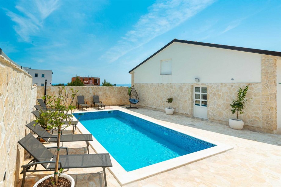 CROWONDER Villa Smile with Swimming Pool