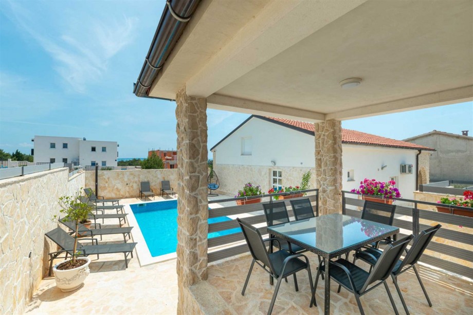 CROWONDER Villa Smile with Swimming Pool