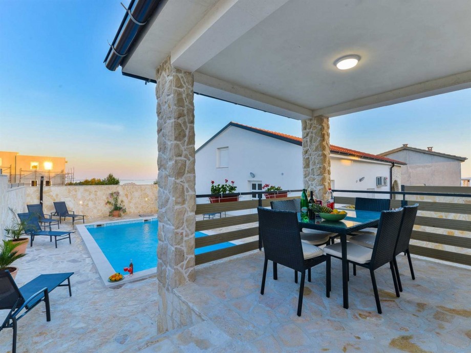 CROWONDER Villa Smile with Swimming Pool