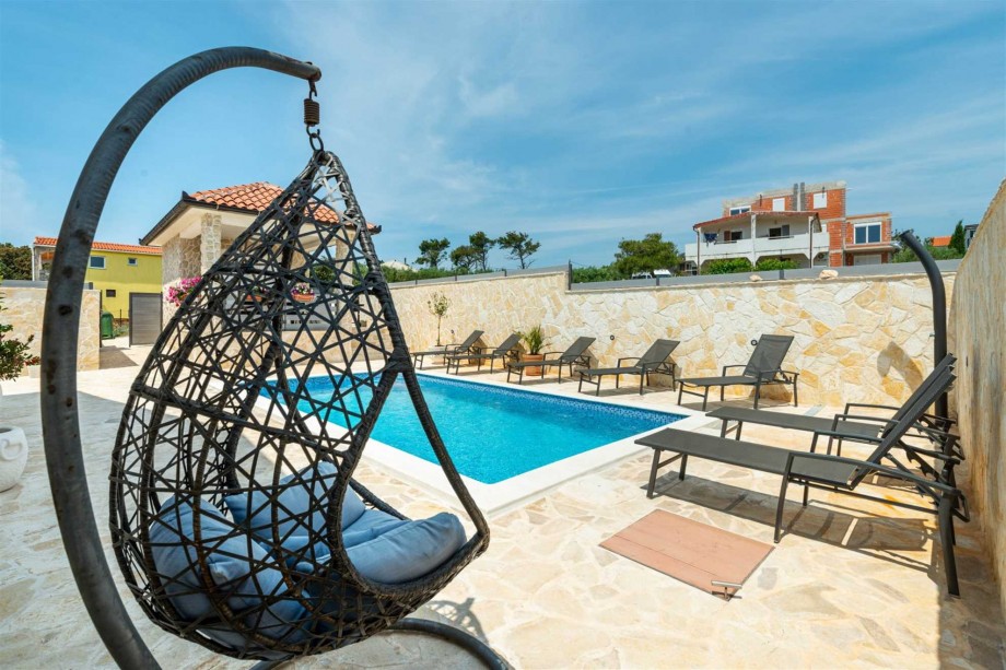 CROWONDER Villa Smile with Swimming Pool