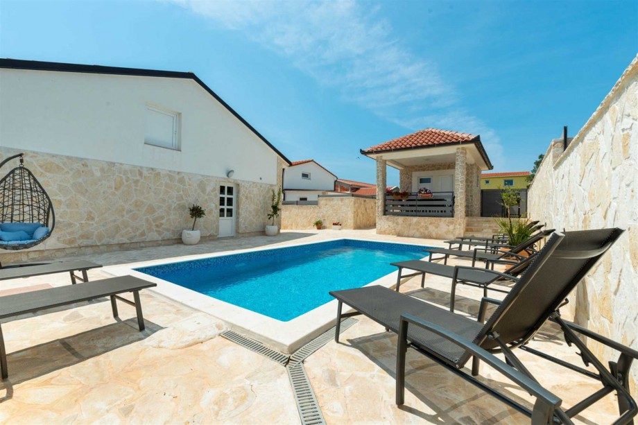 CROWONDER Villa Smile with Swimming Pool