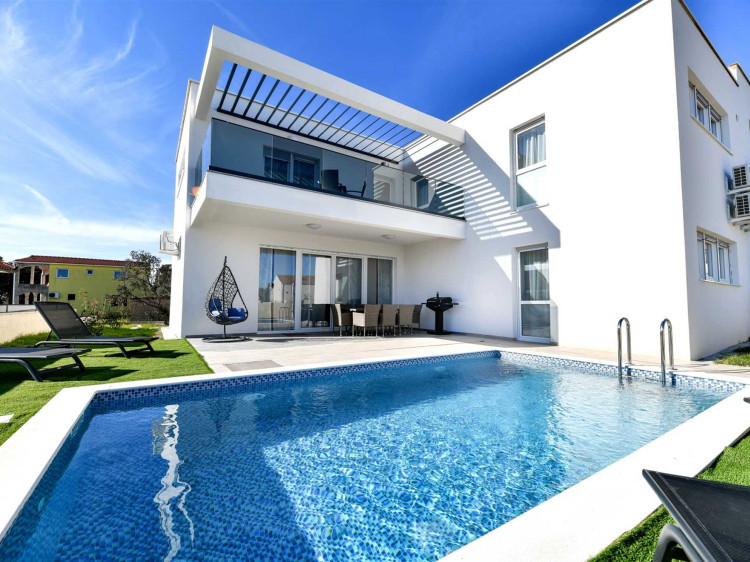 CROWONDER Willa Sunrise z prywatnym basenem i widokiem na morze