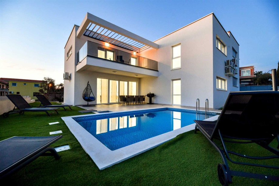 CROWONDER Villa Sunrise with Swimming Pool and Sea View