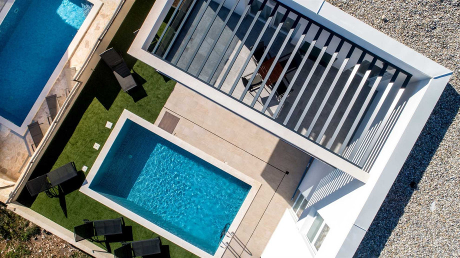 CROWONDER Villa Sunrise with Swimming Pool and Sea View