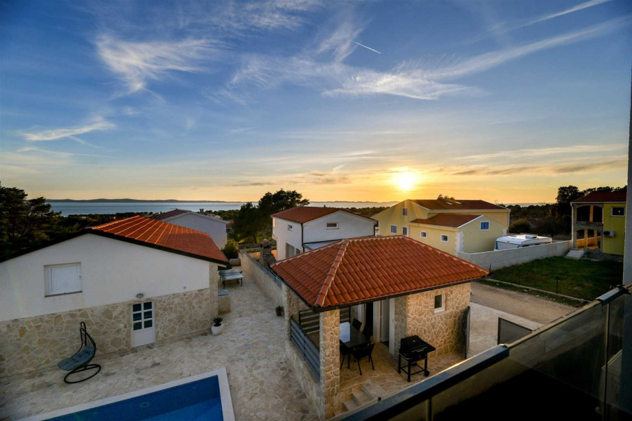 CROWONDER Villa Sunrise with Swimming Pool and Sea View
