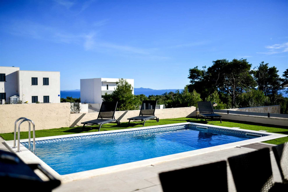 CROWONDER Villa Sunrise with Swimming Pool and Sea View