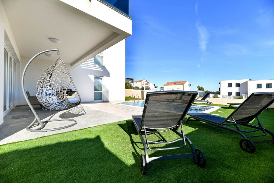 CROWONDER Villa Sunrise with Swimming Pool and Sea View