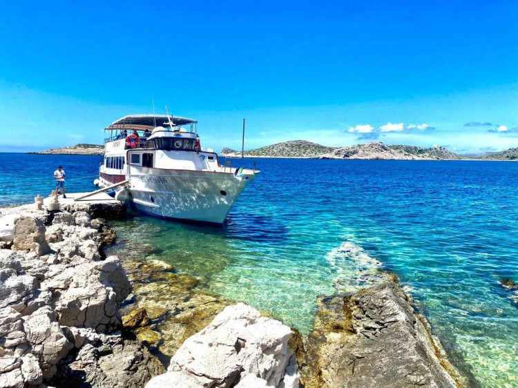 One day boat excurios - Three charming islands - Levrnaka (Kornati/ Lojena beach), Mana (Kornati/ cliff jumping) and Ugljan