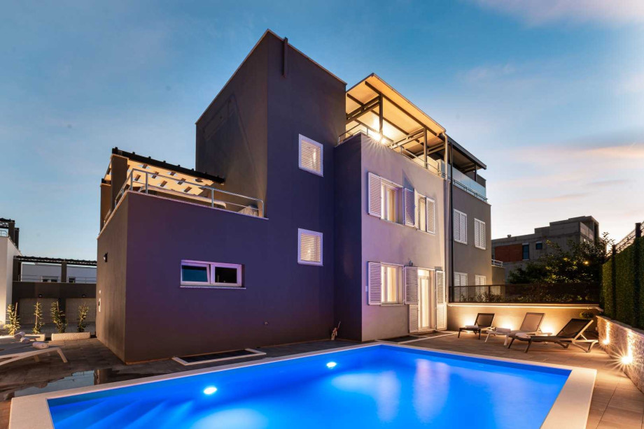 CROWONDER Villa Nika with Heated Swimming Pool, Jacuzzi and Sauna