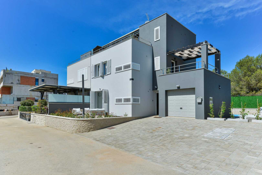 CROWONDER Villa Nika with Heated Swimming Pool, Jacuzzi and Sauna