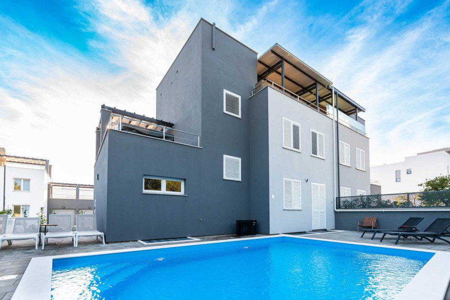 CROWONDER Villa Nika with Heated Swimming Pool, Jacuzzi and Sauna