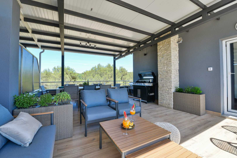 CROWONDER Villa Nika with Heated Swimming Pool, Jacuzzi and Sauna