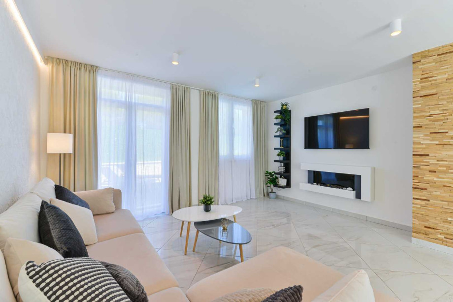 CROWONDER Villa Nika with Heated Swimming Pool, Jacuzzi and Sauna