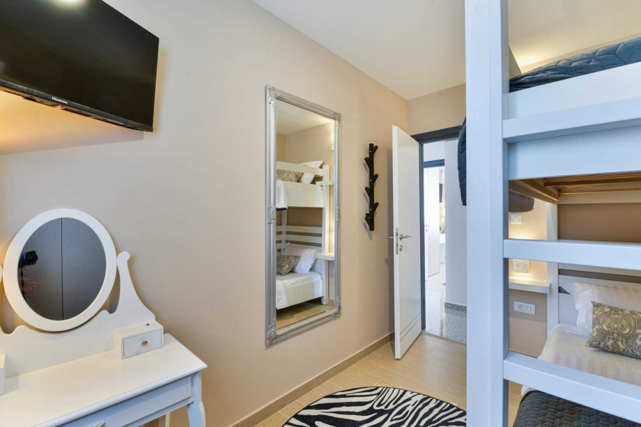 CROWONDER Villa Nika with Heated Swimming Pool, Jacuzzi and Sauna