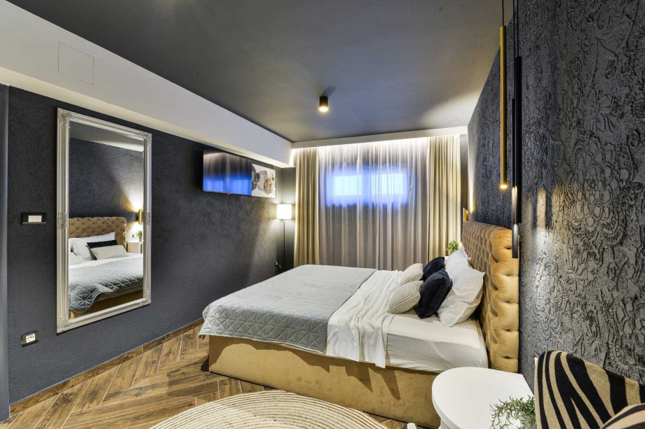 CROWONDER Villa Nika with Heated Swimming Pool, Jacuzzi and Sauna