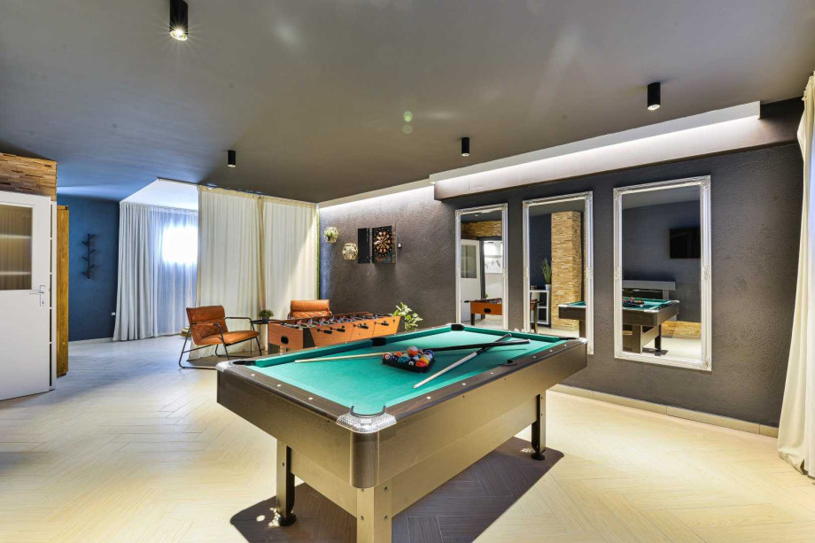 CROWONDER Villa Nika with Heated Swimming Pool, Jacuzzi and Sauna