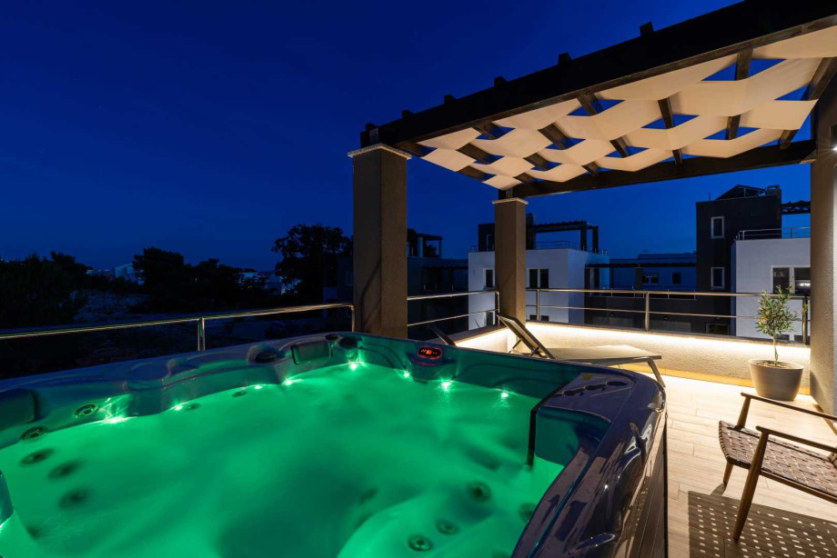 CROWONDER Villa Nika with Heated Swimming Pool, Jacuzzi and Sauna
