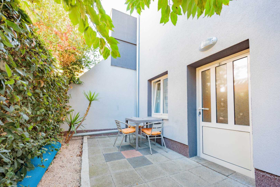 Crowonder Lucky Apartment A2 with swimming pool