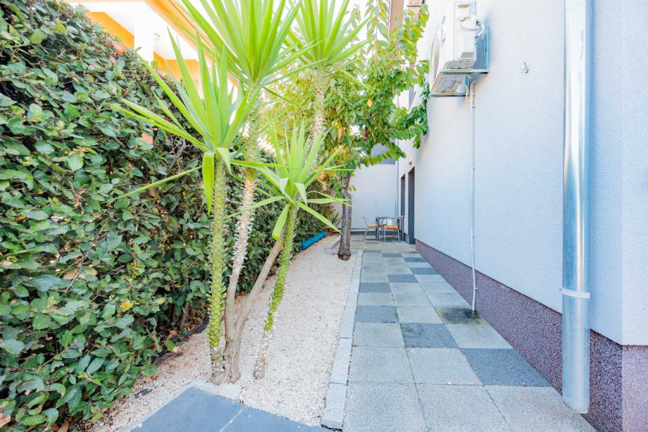 Crowonder Lucky Apartment A2 with swimming pool