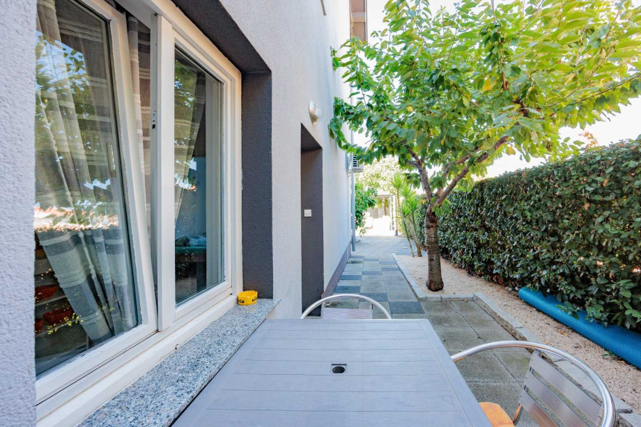 Crowonder Lucky Apartment A2 with swimming pool